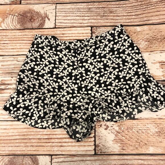 NEW who what wear floral ruffled shorts size 4 - Picture 2 of 6